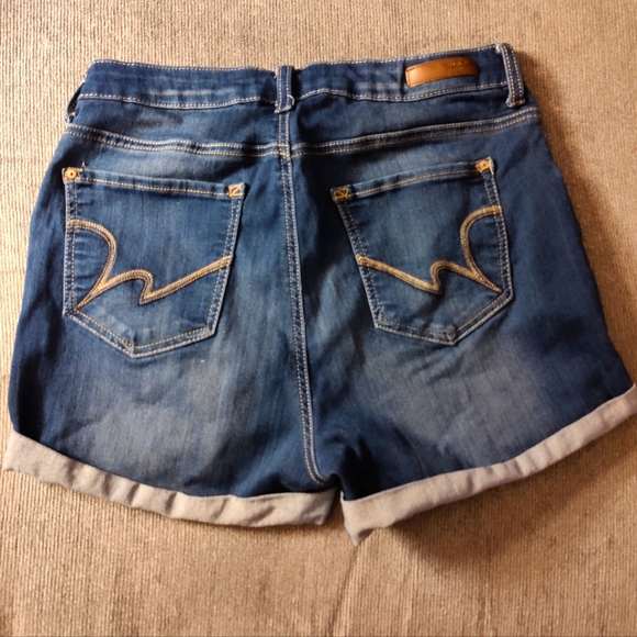 Wallflower - Picture 2 of 4